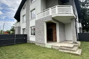 будинок за адресою Варшавська вул. (Ватутіна), 1