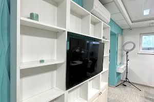 комерційна за адресою Українська вул., 85б