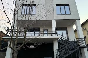 будинок за адресою Листопадна вул.