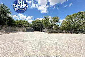 комерційна за адресою Комунальників вул., 2
