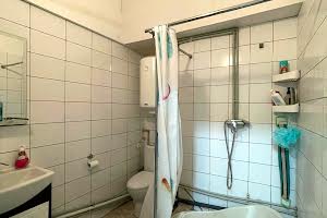 комерційна за адресою Центральна, 7