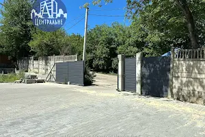 комерційна за адресою Комунальників вул., 2