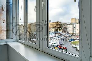 комерційна за адресою Саксаганського вул., 42