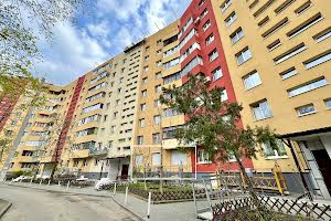 комерційна за адресою Метробудівська вул., 4