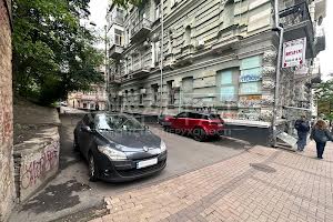 комерційна за адресою Михайлівська вул., 2
