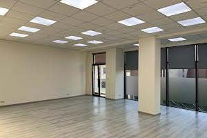 комерційна за адресою Корятовича пл., 28