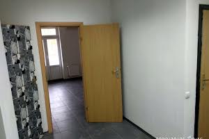 комерційна за адресою Раїси Окіпної вул., 8