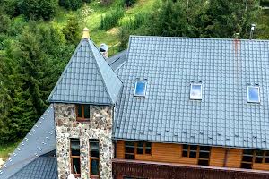 комерційна за адресою Устияновича вул., 1