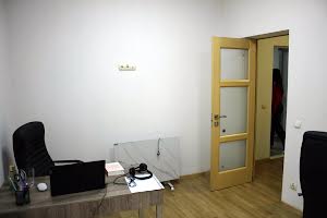 комерційна за адресою Чорновола вул., 136
