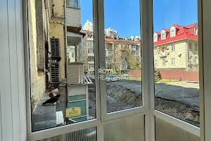 комерційна за адресою Саксаганського вул., 104