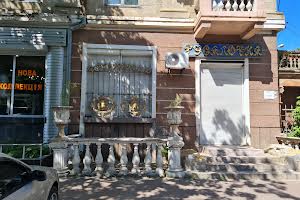 комерційна за адресою Соборна вул. (Радянська), 4
