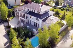 будинок за адресою Небесної Сотні просп. (Маршала Жукова)