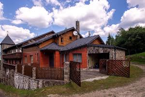 комерційна за адресою Устияновича вул., 1