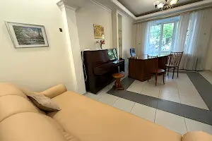 комерційна за адресою Леонтовича вул. (Бєлінського), 4