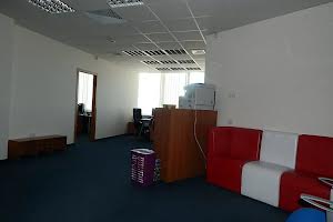 комерційна за адресою Королеви Єлизавети ІІ вул. (Глинки), 2