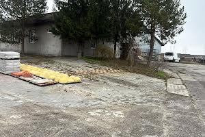 комерційна за адресою Центральна, 81