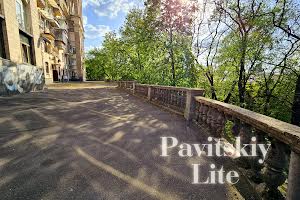 комерційна за адресою Заньковецької вул., 8
