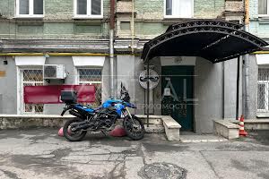 комерційна за адресою Михайлівська вул., 2