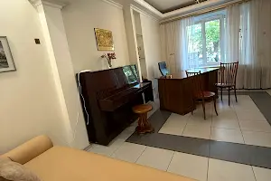комерційна за адресою Леонтовича вул. (Бєлінського), 4