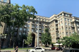 комерційна за адресою Пирогова вул., 2
