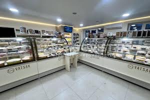 комерційна за адресою Ольжича вул., 4