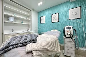 комерційна за адресою Українська вул., 85б