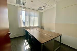 комерційна за адресою Королеви Єлизавети ІІ вул. (Глинки), 7