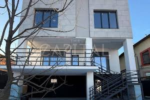 будинок за адресою Листопадна вул.