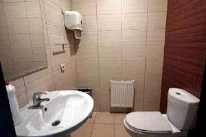 комерційна за адресою Володимирська вул., 38