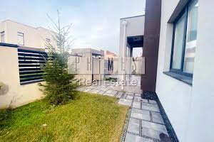 будинок за адресою с. Нові Безрадичі, Першотравнева вул.