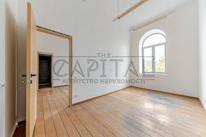 комерційна за адресою Володимирська вул., 4