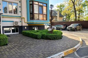 комерційна за адресою Українська вул., 83 б