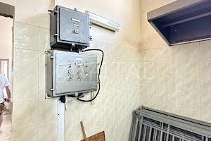 комерційна за адресою Небесної Сотні вул. (Паризької Комуни), 57А