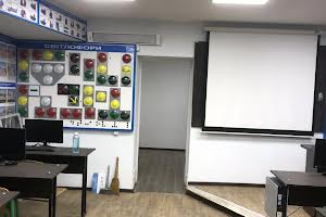 комерційна за адресою Двірська вул., 2