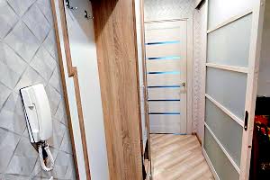 квартира за адресою Космонавтів вул., 18