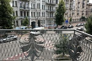 комерційна за адресою Київ, Володимирська вул., 4