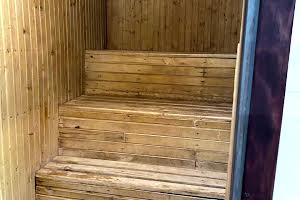 комерційна за адресою Соборності вул., 142