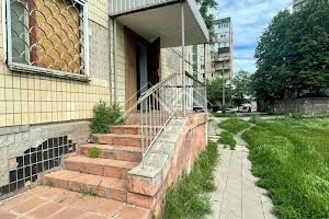 комерційна за адресою Українська вул., 5