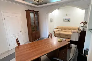 комерційна за адресою Леонтовича вул. (Бєлінського), 4