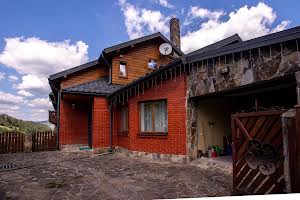 комерційна за адресою Устияновича вул., 1