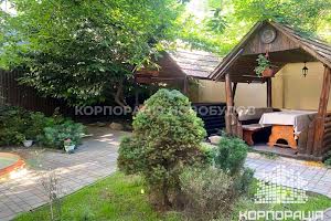 комерційна за адресою Івана Франка вул., 1