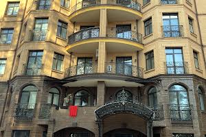 комерційна за адресою Соборна вул., 8