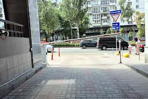 комерційна за адресою Лесі Українки бульв., 7-Б
