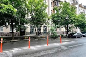 комерційна за адресою Липська вул., 19/7