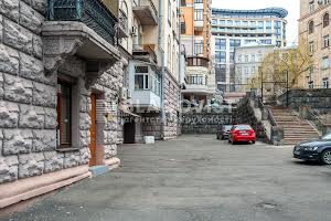 комерційна за адресою Лютеранська вул., 8