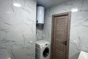 1835438377775339