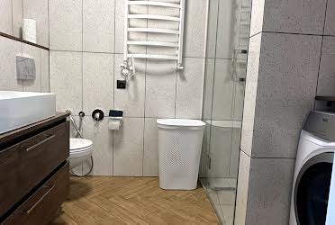 1834080144569533