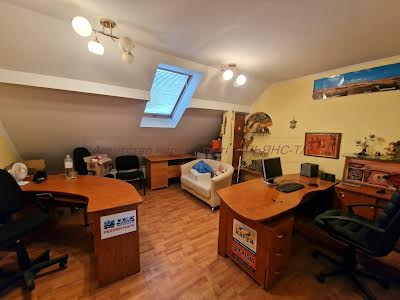 комерційна за адресою Корятовича пл., 15