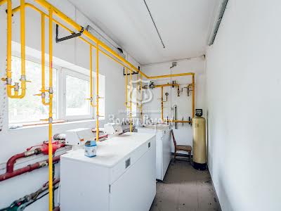 коммерческая по адресу Київська, 258б