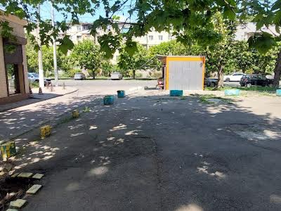 комерційна за адресою Космонавтів вул., 31
